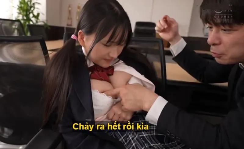 Trong suốt 3 năm, thầy giáo rèn luyện cô học trò ngực khủng thành "hũ đựng tinh"